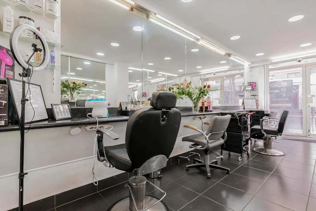 Une vue lumineuse des fauteuils et des espaces du salon Oasis de Beauté