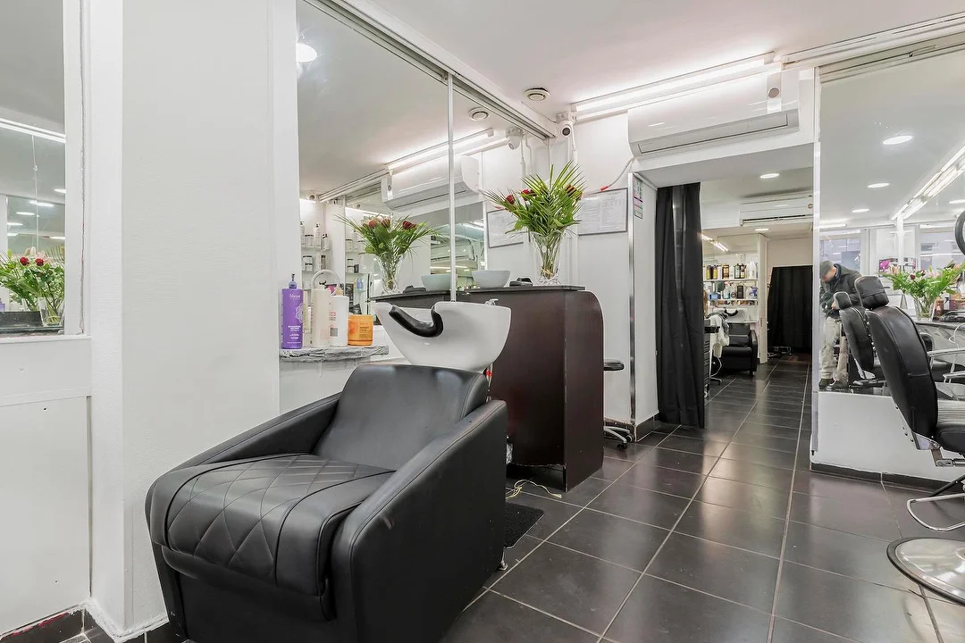 Le bac de lavage et son fauteuil de soin au salon Oasis de Beauté