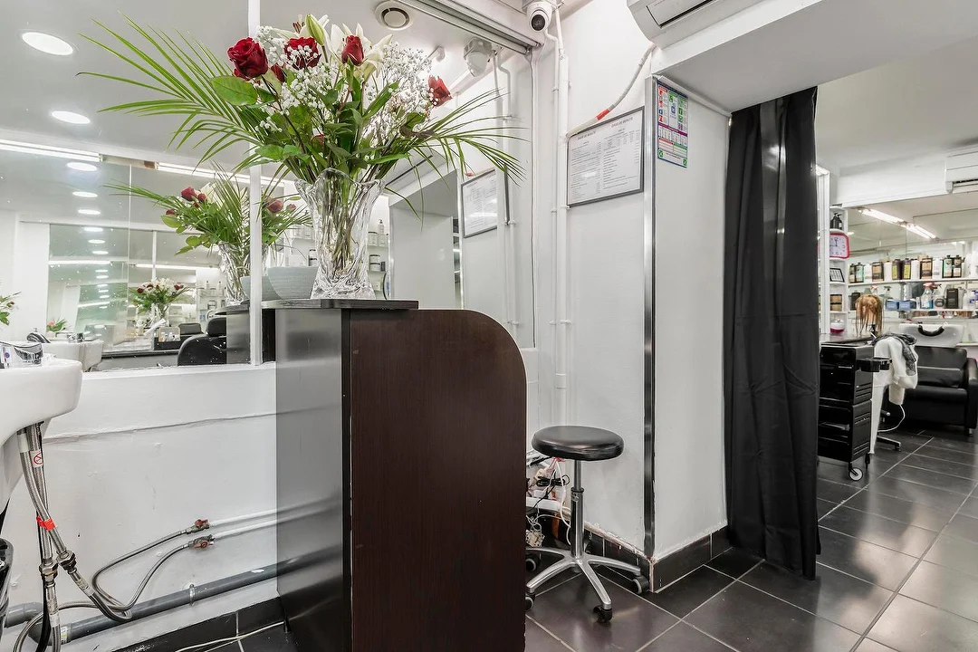 Le bouquet de fleurs et les miroirs dans le salon Oasis de Beauté